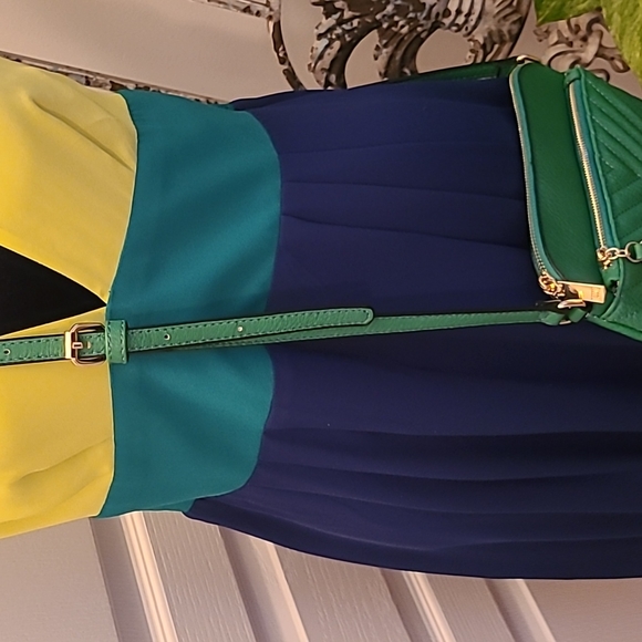 CHEVRON QUILTED MEDIUM Kelly Green Crossbody Bag with Tassel Accent - Picture 3 of 8